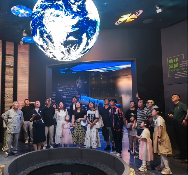 8月16日，機關黨支部組織黨員、青年員工及少年兒童赴青海省自然博物館開展“貫徹新發展理念 守護美麗青?！敝黝}黨日活動。.png